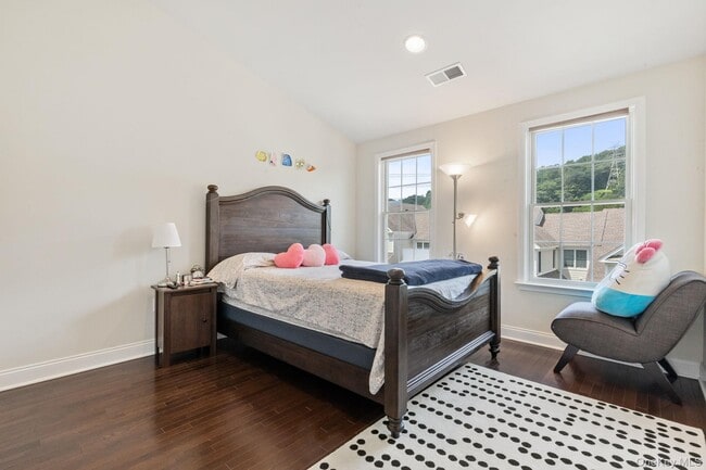 Building Photo - 19 Dennis Ln