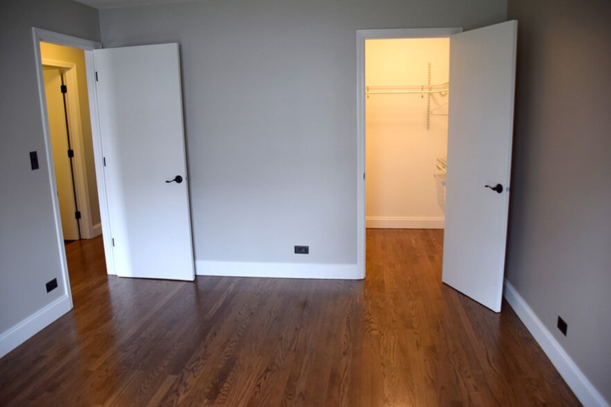 bedroom 1 and walk-in closet - 1233 Ballantrae Pl