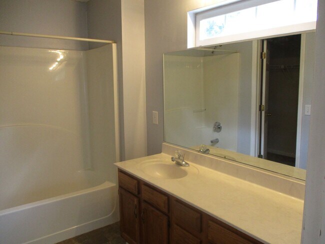 Building Photo - APPLICATION PENDING-Cute one level house i...
