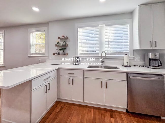 Building Photo - 65-67 Saint James Cir. Unit 1