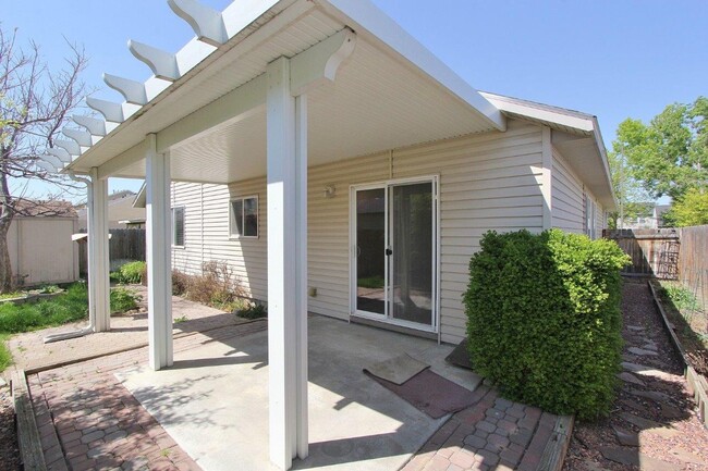 Building Photo - Immaculate Single-Level Home
