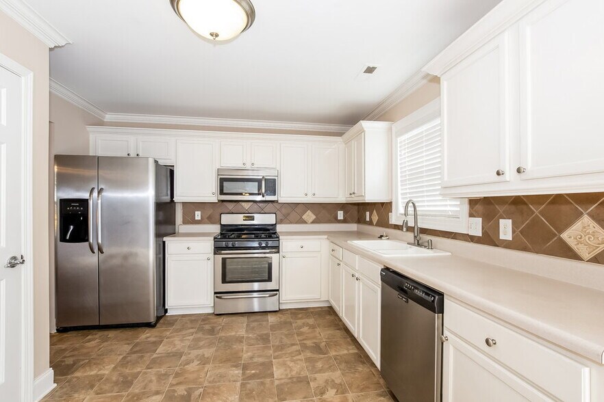 Building Photo - 1918 Southwind Dr