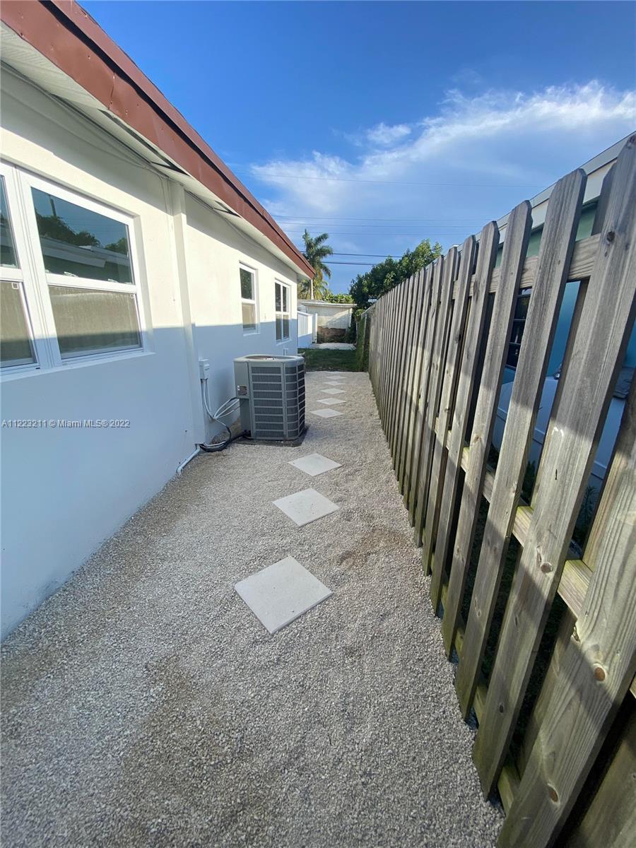 Building Photo - 280 NE 43rd Ct