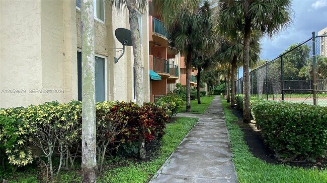 Building Photo - 9350 Fontainebleau Blvd