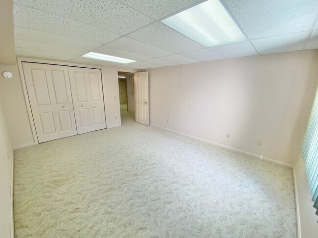 Building Photo - 3 Bedroom 2.5 Bathroom Condo in Williston