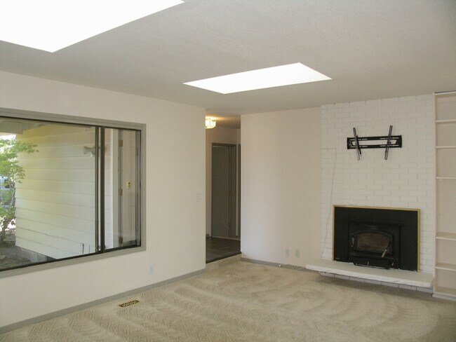 Building Photo - Nice Home in Hillsboro