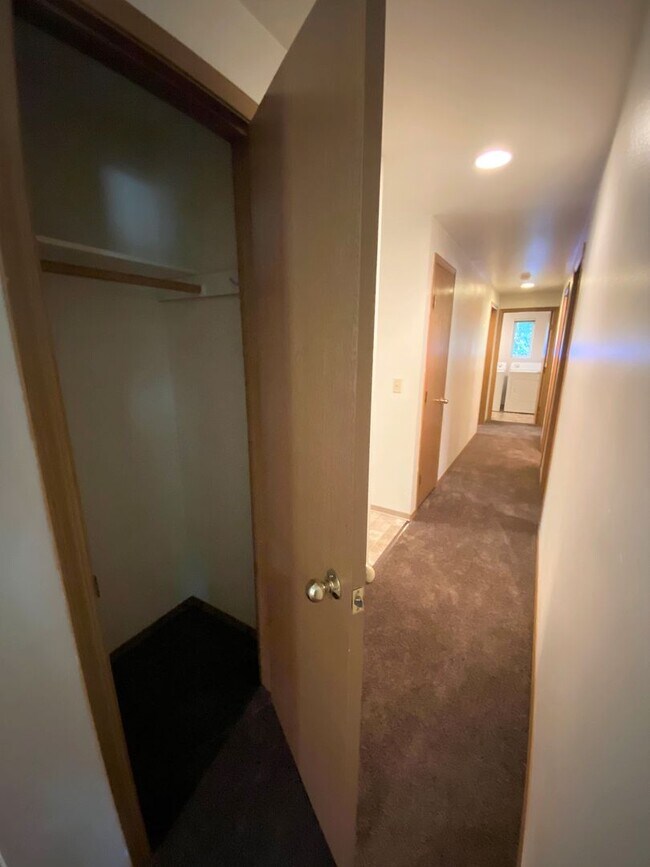 Building Photo - 3 Bed, 2 Bath 1 block from CWU