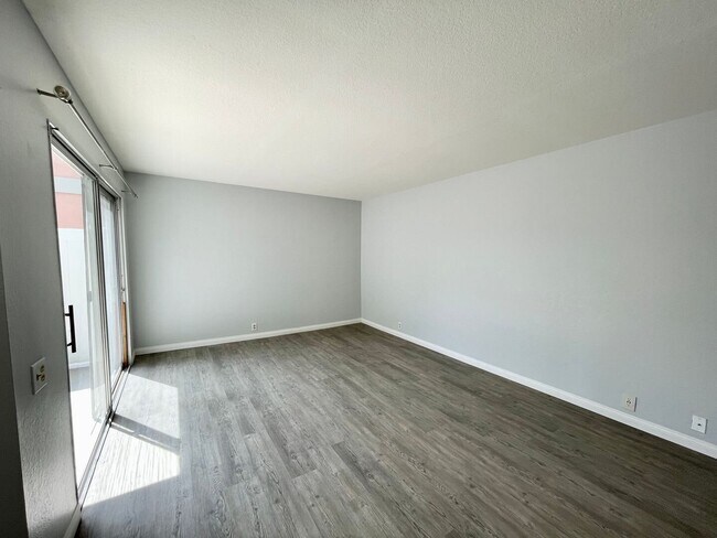 Building Photo - 2 Bedroom + 1.5 Bathroom Condo | Pierpont Beach | Ventura | Unfurnished