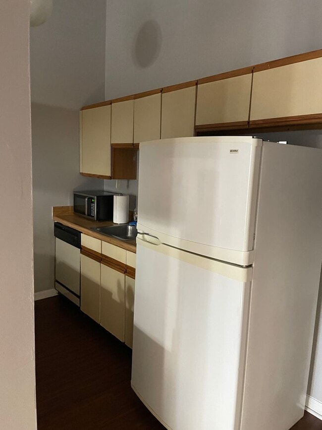Building Photo - Cozy 1 bedroom townhome