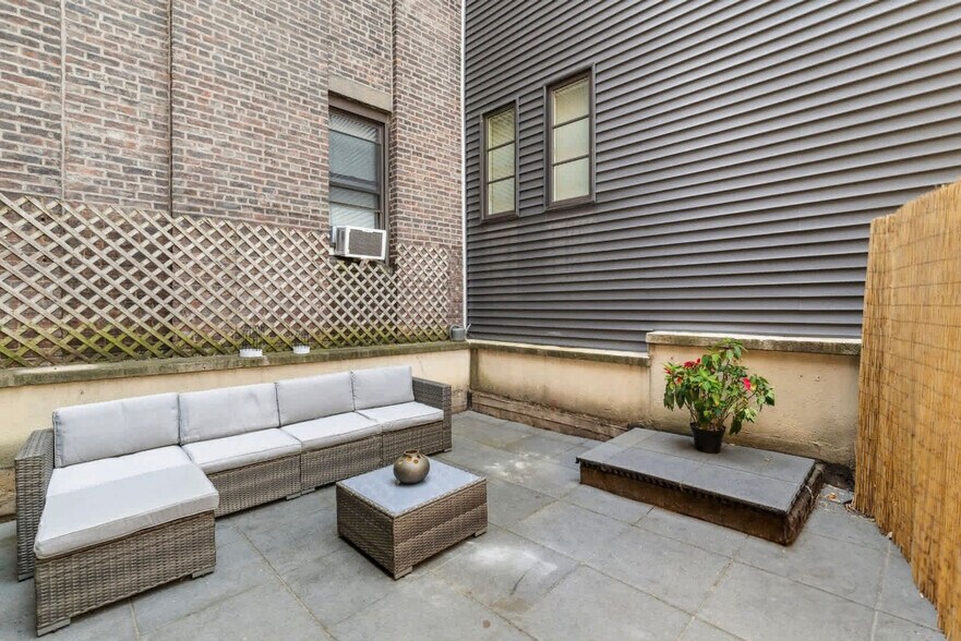 Building Photo - 387 6th Ave