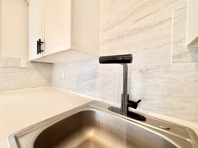 Building Photo - 629 E 11th St