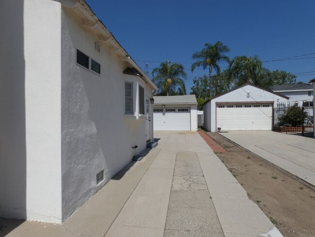 Building Photo - *Available NOW in Whittier!*