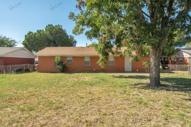 Building Photo - 1411 Phoenix Dr