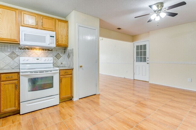 Building Photo - Excellent 3 Bedroom 2 Bath with many featu...