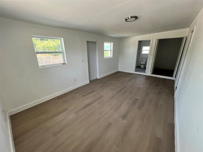 Building Photo - 422 SW 4th Ave