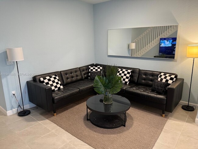 Building Photo - 887 NE 211th St