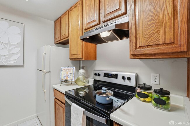 Building Photo - 101 Piccadilly Pl