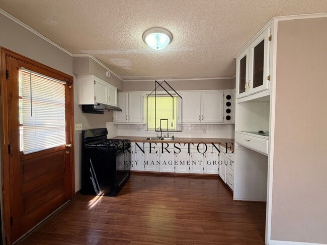 Building Photo - Spacious 2+ bedroom Ranch $850