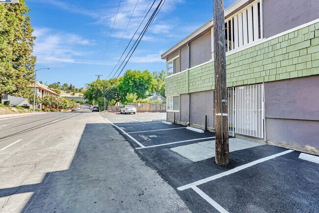 Building Photo - 1180 Saranap Ave