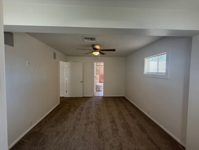 Building Photo - 2 Bedroom 2 Bathroom Home