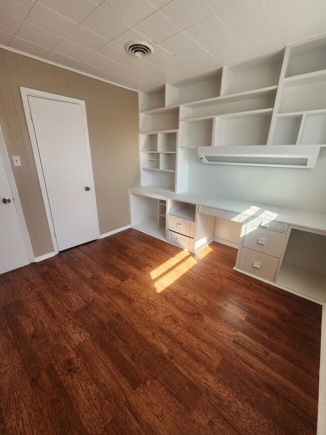 Building Photo - 3 bed 2 bath home