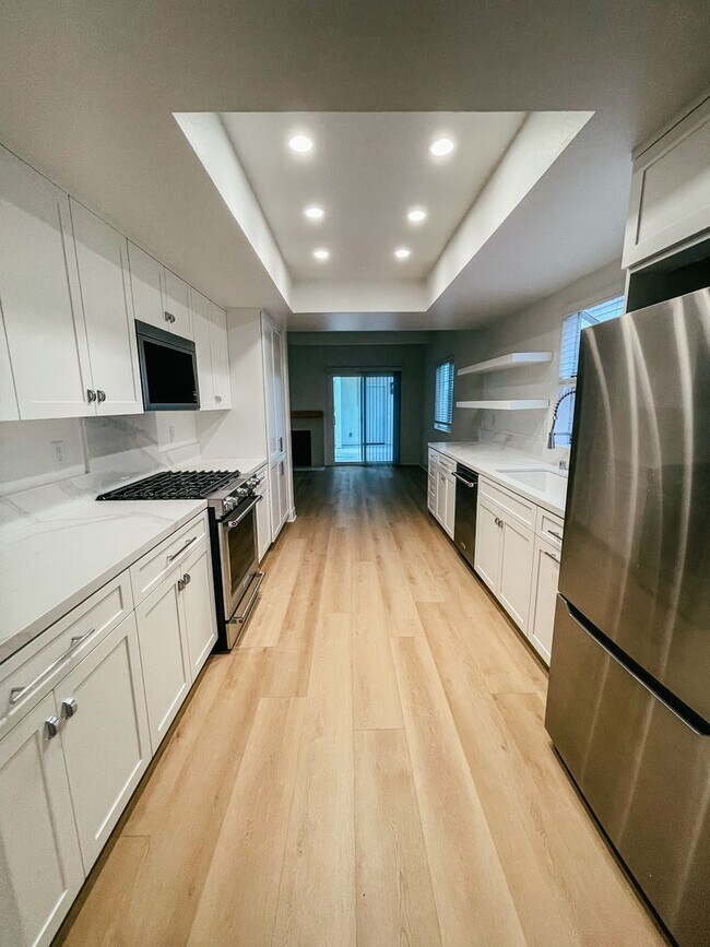 Building Photo - 204 18th St