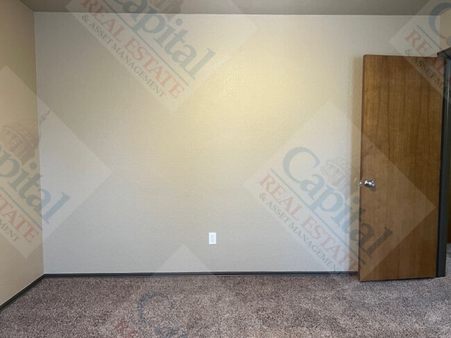 Building Photo - 2 Bedroom Duplex