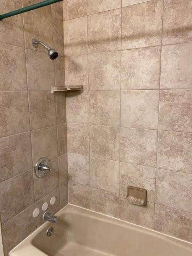 Building Photo - Beautiful Brick Home! 5 Bed 2 Bath Home fo...