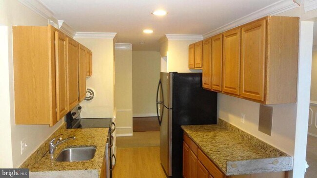 Building Photo - 430 Girard St