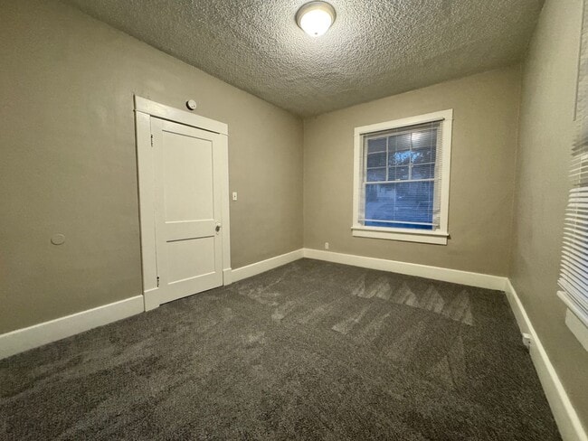 Building Photo - Spacious Home in Newton - 2 Bed/1 bath