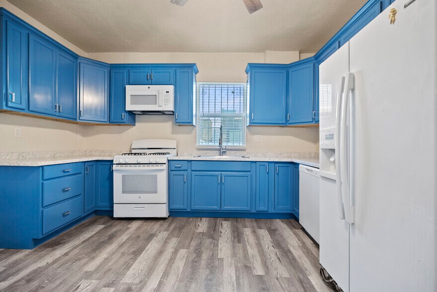 Building Photo - 3 Bed - 2 Bath