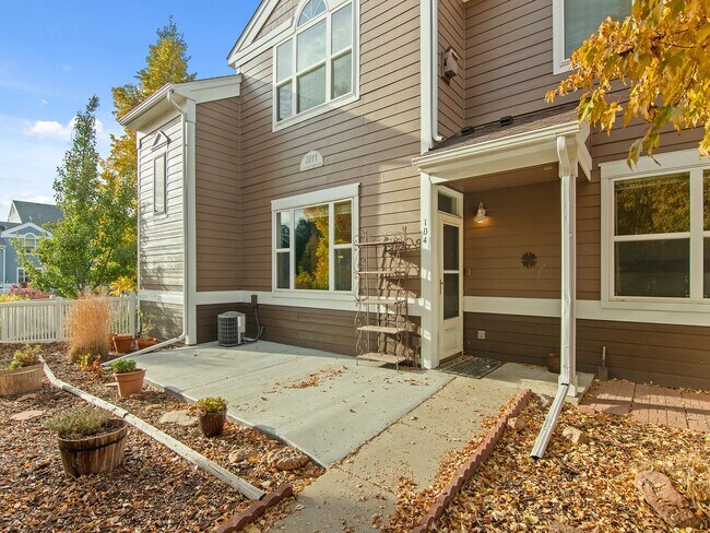 Building Photo - Charming 2 bed 2 bath Condo Near Centerra!