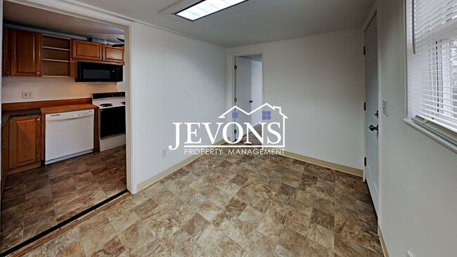 Building Photo - Two-story home just minutes from Yakima Valley College.