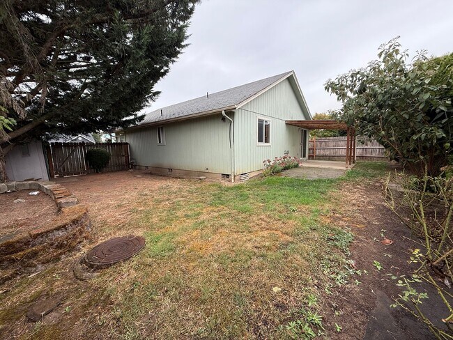 Building Photo - 3 Bedroom 1.5 Bath Home Fenced Yard, Shed ...