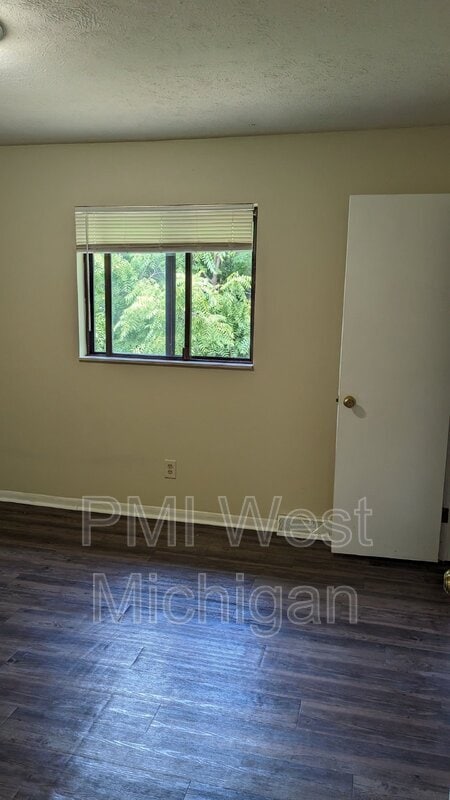 Building Photo - 6071 In the Pines Dr SE