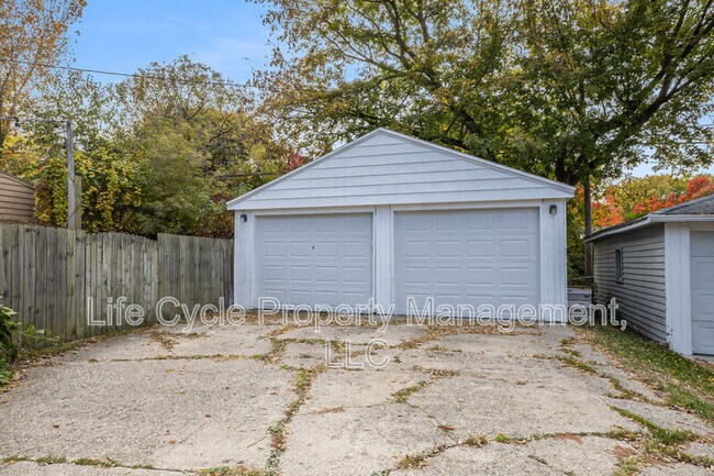 Building Photo - 1437 Lewison Ave NE
