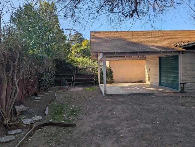 Building Photo - Taylor Wheeler built Fresno High Area home offering wonderful amenities + separate 1 bedroom suite.