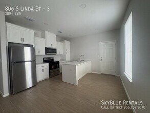 Building Photo - 806 S Linda St