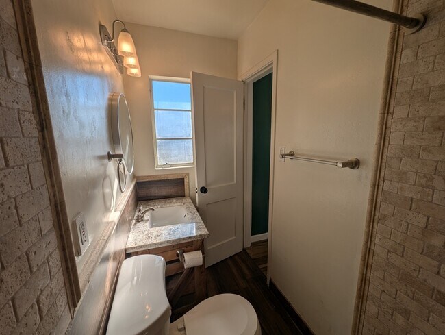 Building Photo - 5034 E 17th St