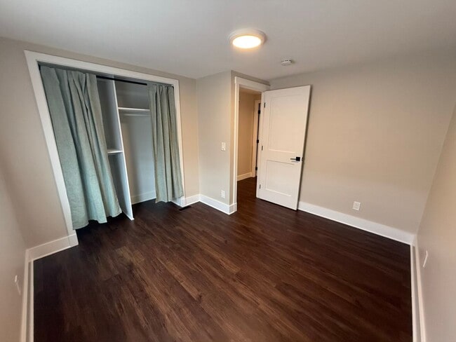 Building Photo - 3 Bedroom 2 bathroom House! Move in Special!