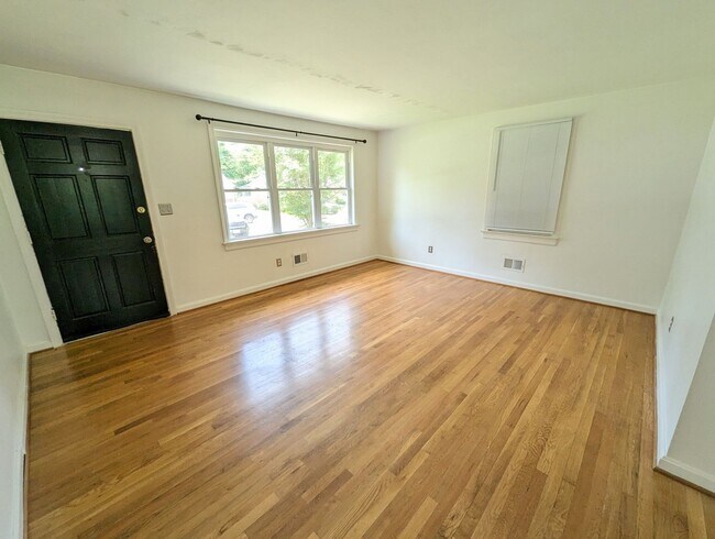 Building Photo - 933 Foley Dr