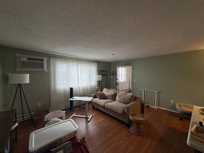 Building Photo - 2 Bed 1 Bath