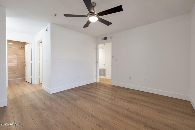 Building Photo - 9990 N Scottsdale Rd