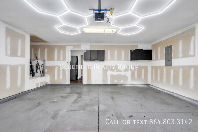 Building Photo - 621 Branch View Dr