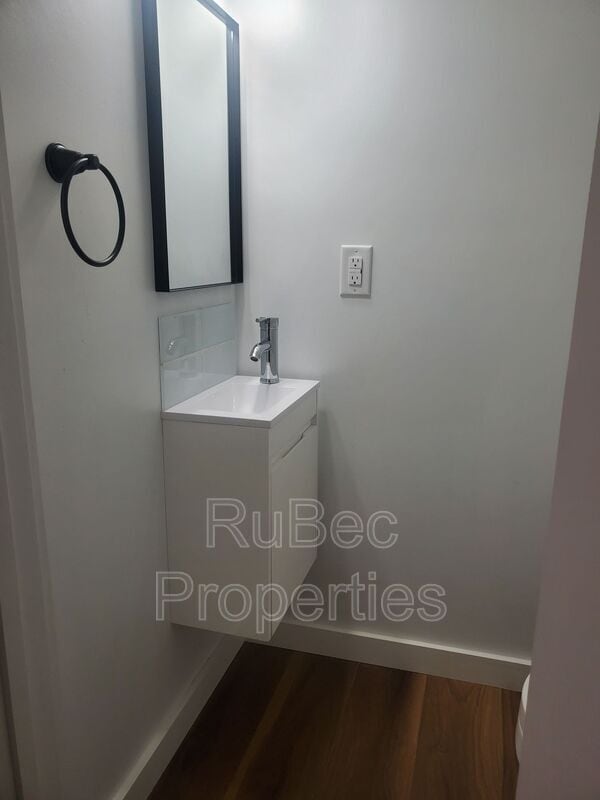 Building Photo - 15640 Ewart Rd