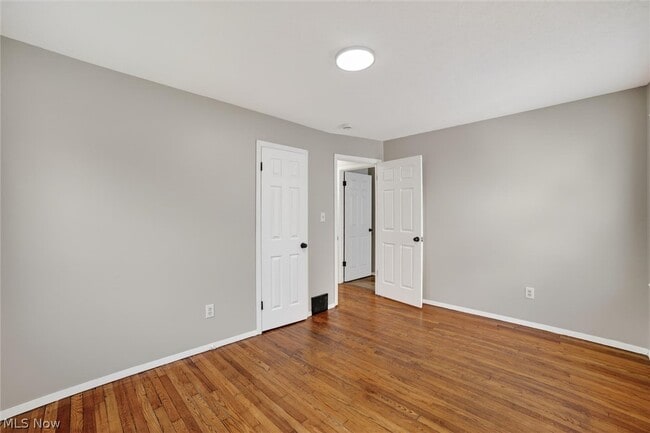 Building Photo - 303 S Green Rd