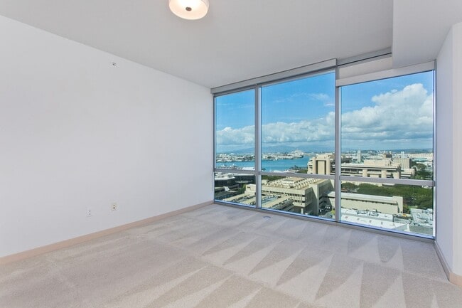 Building Photo - Available May 1st, One Bedroom One Bath Condo in Kakaako