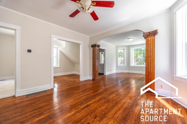Building Photo - 2110 N Avers Ave