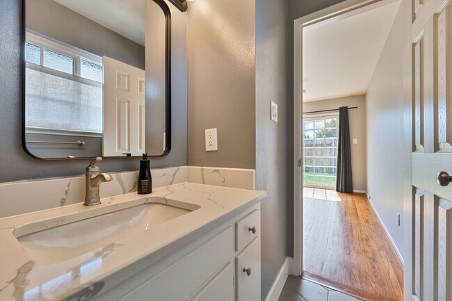 Building Photo - Charmingly Remodeled 3 Bed, 2 Bath Home Ne...