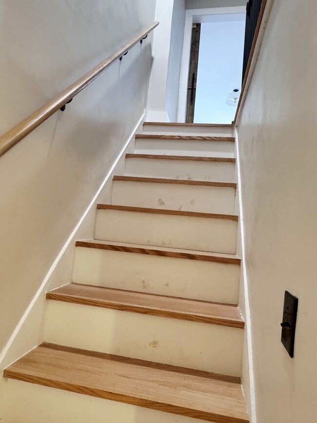 Building Photo - 1880 E Broad St